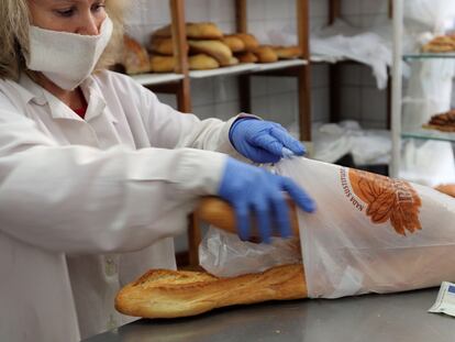 Venta de pan en un horno en Ponferrada (León), este domingo.