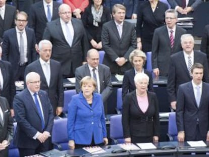 Los parlamentarios alemanes escuchan el himno nacional.