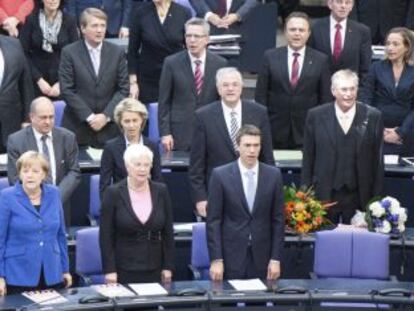 Los parlamentarios alemanes escuchan el himno nacional.