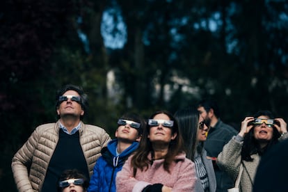 Curious people participate in an activity at the House of Science (A Coruña) during the partial solar eclipse of March 29, 2025.