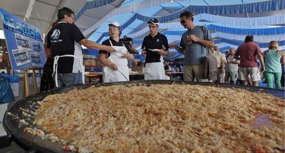 Degustación de arroz con marisco en la carpa que MarisGalicia ha montado en el jardín del Turia de Valencia.