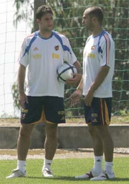 Capdevila y Bravo conversan en una pausa del entrenamiento.