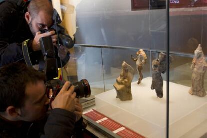 Las cuatro figuras de terracota, expuestas en el Museo Arqueológico de Alicante.