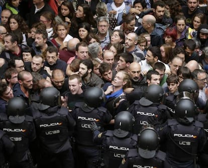 Lo ocurrido el 1-O nos impactó y entristeció a todos. Sin embargo, hay un tipo de violencia que no oigo censurar y que causa daños permanentes: la silenciosa. Esa que se ejerce día tras día sobre los que piensan diferente. La violencia de marginar al adolescente cuya familia disiente de las únicas ideas consideradas como legítimas; la de presionar con insultos y amenazas a quien manifiesta opiniones discrepantes; la de condenar al mutismo, mediante intimidación, al disidente; la de convencer a niños de que los que no tienen las mismas convicciones son "los malos”; la de aquellas escuelas que, llevando a cabo actividades que defienden a una parte, señalan y segregan a la otra. Ante esta clase de violencia tan nociva, que cambia la forma de entender y estar en el mundo, deberíamos también rebelarnos.