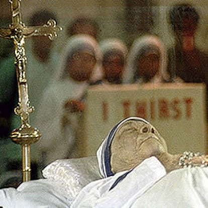 La Madre Teresa de Calcuta falleció el 5 de septiembre de 1997 a los 87 años de edad en la ciudad de la que había tomado el nombre. Después de haber superado varias operaciones cardiacas el año anterior, su corazón, agotado, sufrió un infarto que acabó con su vida. Miles de ciudadanos de Calcuta, de todas las condiciones sociales, peregrinaron hasta la capilla ardiente en la iglesia de santo Tomás, donde reposaron sus restos durante varios días.