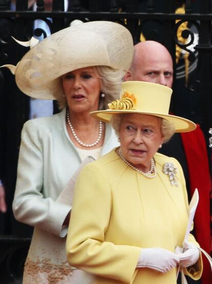 Camila, duquesa de Cornualles, vestida de Anna Valentine, con la reina Isabel II, de Angela Kelly, a la salida de la abadía de Westminster.