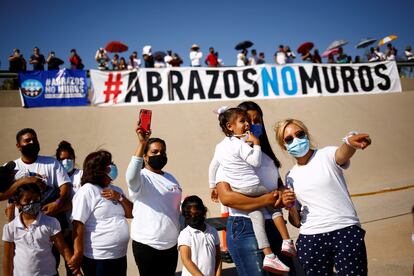Una familia mexicana participa en la campaña "Abrazos, no muros" en la frontera entre Ciudad Juárez, México y El Paso, Estados Unidos