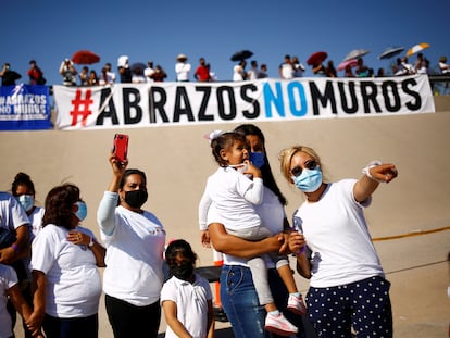 Una familia mexicana participa en la campaña "Abrazos, no muros"  en la frontera entre Ciudad Juárez, México y El Paso, Estados Unidos, en junio de 2021.
