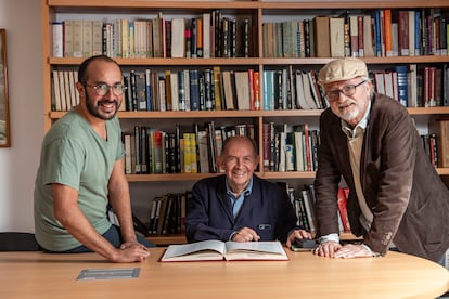 Diego Robles,  Luis Fernando Lara, Director del Diccionario del español de México y Francisco Segovia, en la oficina del  DEM,  en el Colegio de México el 9 de octubre del 2024.