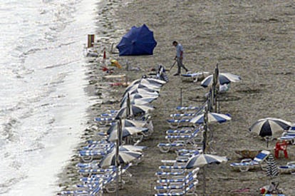 Un artificiero rastrea la Gran Playa de Santa Pola, desalojada tras la llamada de ETA, en busca de un supuesto artefacto que no llegó a ser localizado.