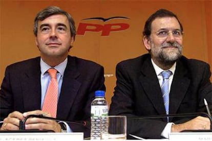 Rajoy y Acebes, antes de la reunión del Comité Ejecutivo Nacional del PP para analizar los comicios gallegos.