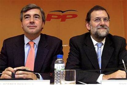 Rajoy y Acebes, antes de la reunión del Comité Ejecutivo Nacional del PP para analizar los comicios gallegos.