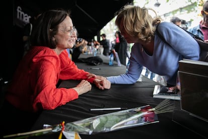 La actriz Carme Elias recibe el cariño del público durante la firma de su libro ‘Cuando no sea yo’, un relato sobre el alzhéimer que le han diagnosticado a los 71 años.