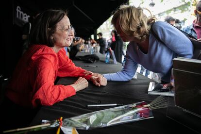 En la imagen Carme Elias firmando en el Fnac de Plaza Cataluña durante la Diada de Sant Jordi en Barcelona.