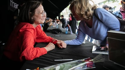 En la imagen Carme Elias firmando en el Fnac de Plaza Cataluña durante la Diada de Sant Jordi en Barcelona.