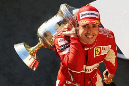 Alonso celebra su triunfo en el Gran Premio de Bahrein en el pasado mundial de Fórmula 1.