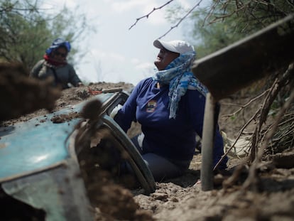 Familiares de personas desaparecidas buscan restos humanos cerca del sitio donde encontraron fosas clandestinas en Torreón, México.