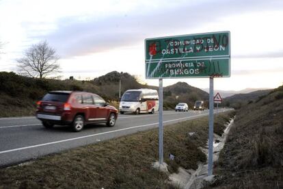 Cartel de entrada al Condado de Treviño, rodeado de pintadas.