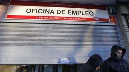 Parados haciendo cola en una oficina de empleo en Santa Eugenia, en Madrid. 
