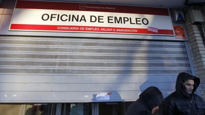 Parados haciendo cola en una oficina de empleo en Santa Eugenia, en Madrid.