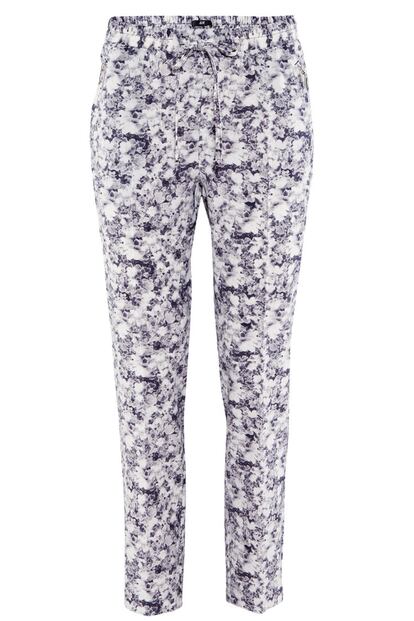 Nos encanta la caída y el tono lila de este pantalón de H&M (c.p.v).
