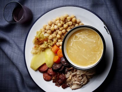 “Cada casa es un mundo. Y en cada casa el cocido se hace de una forma”, dice la cocinera Esther Barrio, autora de estas recetas. “¿Un detalle de cómo tomarlo? Servir los garbanzos con cebolla muy picadita y regarlos con aceite de oliva virgen extra, añadiendo una pizca de sal. La cebolla aporta un frescor y crujiente fantástico al plato”.