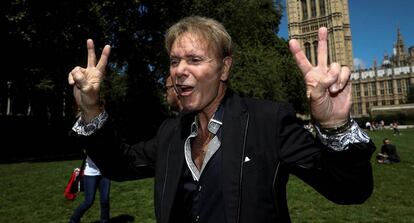El cantante británico Cliff Richard, frente al parlamento británico, en Londres, el lunes.