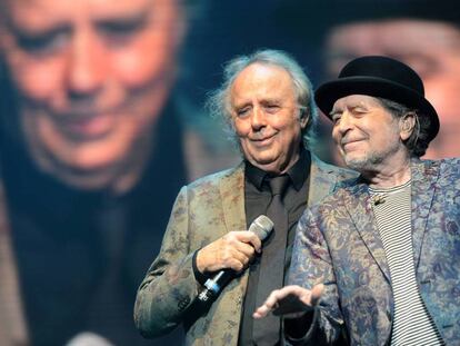 Joan Manuel Serrat y Joaquín Sabina, durante un concierto en noviembre de 2019, en Buenos Aires.