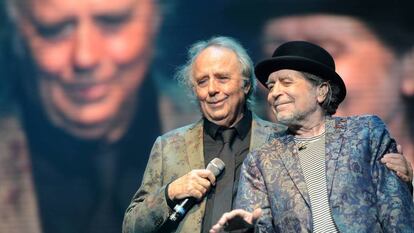 Joan Manuel Serrat y Joaquín Sabina, durante un concierto en noviembre de 2019, en Buenos Aires.