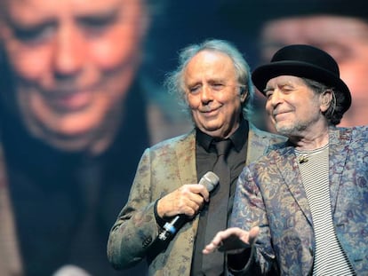 Joan Manuel Serrat y Joaquín Sabina, durante un concierto en noviembre de 2019, en Buenos Aires.