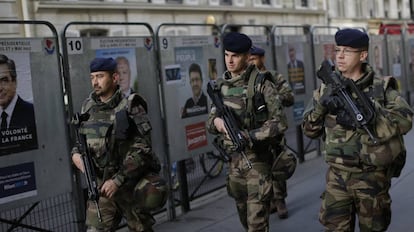 Soldados franceses por las calles de París.