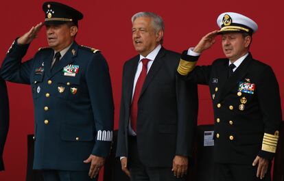 El secretario de la Defensa, Crescencio Sandoval, el presidente de México, Andrés Manuel López Obrador y el secretario de la marina, José Rafael Ojeda, en el aeropuerto de Santa Lucía, en 2019.