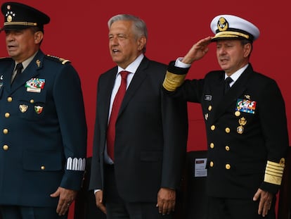 El secretario de la Defensa, Crescencio Sandoval, el presidente de México, Andrés Manuel López Obrador y el secretario de la marina, José Rafael Ojeda, en el aeropuerto de Santa Lucía, en 2019.
