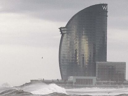 Espectacular oleaje en la playa de la Barceloneta, ayer, con el hotel Vela de fondo.