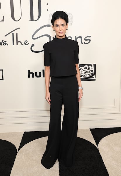 2024, a lo Jackie. En el estreno de 'Feud: Capote vs. The Swans' la actriz, entonces con 61 años, personificó la sofisticación del Upper East Side con un 'look' monocromático negro de Carolina Herrera que evocaba la elegancia sencilla del 'glamour' de mediados del siglo XX. El toque central de su estilismo fue un sombrero tipo 'pillbox', que aportaba un aire 'retro chic'.
