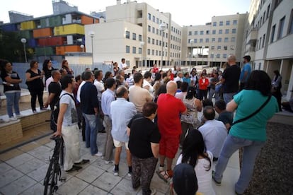 Protesta de vecinos de pisos de la EMVS vendidos a un fondo de inversión en Carabanchel.