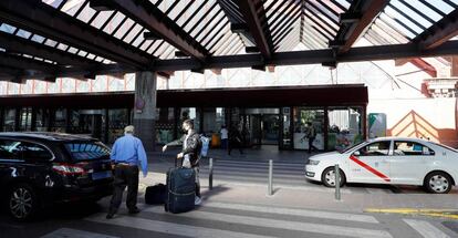 Pasajeros a su llegada a la estación de Atocha en Madrid, este viernes.