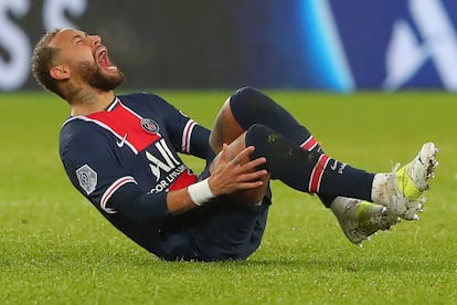 Neymar se duele del tobillo durante el partido ante el Lyon este domingo.