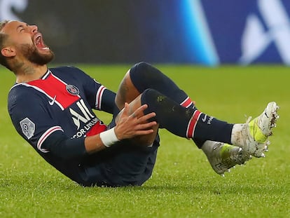 Neymar se duele del tobillo durante el partido ante el Lyon este domingo.