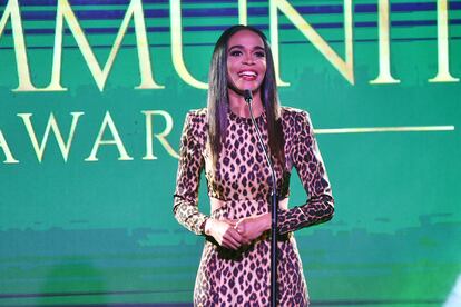 En 2006, la asociación de baloncesto femenino de EE UU anunció el lanzamiento de su 14º equipo, el Chicago Sky, y, al mismo tiempo, revelaba que la cantante y compositora Michelle Williams es una de sus propietarios. La ganadora del Grammy y excomponente de Destiny’s Child, grupo que lanzó al estrellato a Beyoncé, nació en un pueblo cerca de Chicago, y la decisión de comprar el equipo se trató de una cuestión personal. "Es muy importante para mí ser propietaria del equipo de mi ciudad natal. Es un honor ser parte de una organización que empodera a las chicas y a las mujeres”, afirmó en su momento.