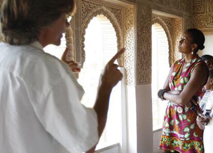 Michelle Obama atiende a los detalles en la decoración de un ventanal arqueado de la Alhambra.
