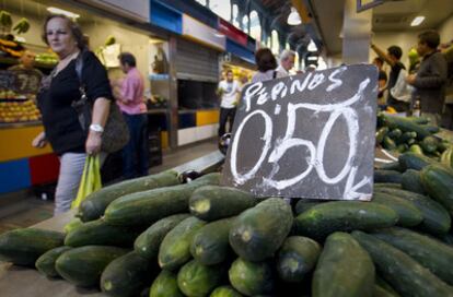 Venta de pepinos en un puesto de verdura del mercado de Atarazanas de Málaga