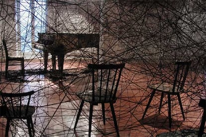 'In Silence' (2002), de Chiharu Shiota, en la Bienal de Gwangju.