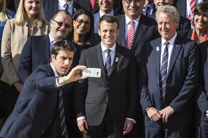 El presidente Macron con representantes de la candidatura ol&iacute;mpica de Par&iacute;s.