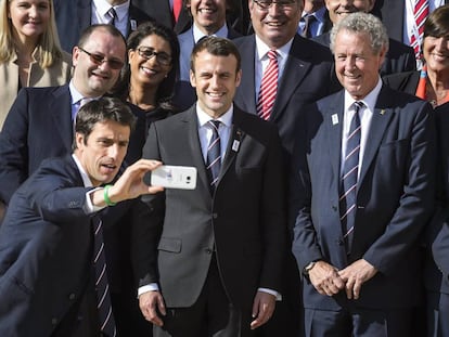 El presidente Macron con representantes de la candidatura ol&iacute;mpica de Par&iacute;s.