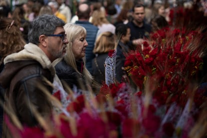 Una pareja compra una rosa en la Rambla de Barcelona, este martes durante la mañana de de Sant Jordi.

