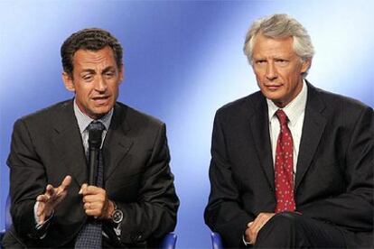 Dominique de Villepin (derecha) y el ministro del Interior, Nicolas Sarkozy, ayer en Troyes.