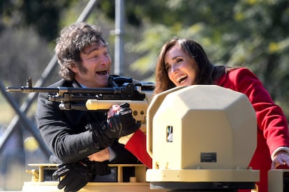 El presidente de Argentina, Javier Milei, y la vicepresidenta, Victoria Villarruel, suben a un tanque blindado durante el desfile militar que celebra el Día de la Independencia en Buenos Aires, Argentina.