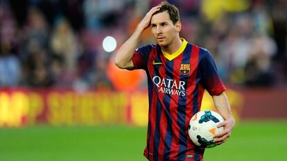 Messi con el balón después de martcar tres goles en el partifdo