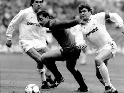 Michael Robinson, de Osasuna (centro), disputa el balón a Jorge Valdano (izquierda) y José Antonio Camacho, durante el partido Real Madrid (2) - Osasuna (1) de La Liga 1986-1987.